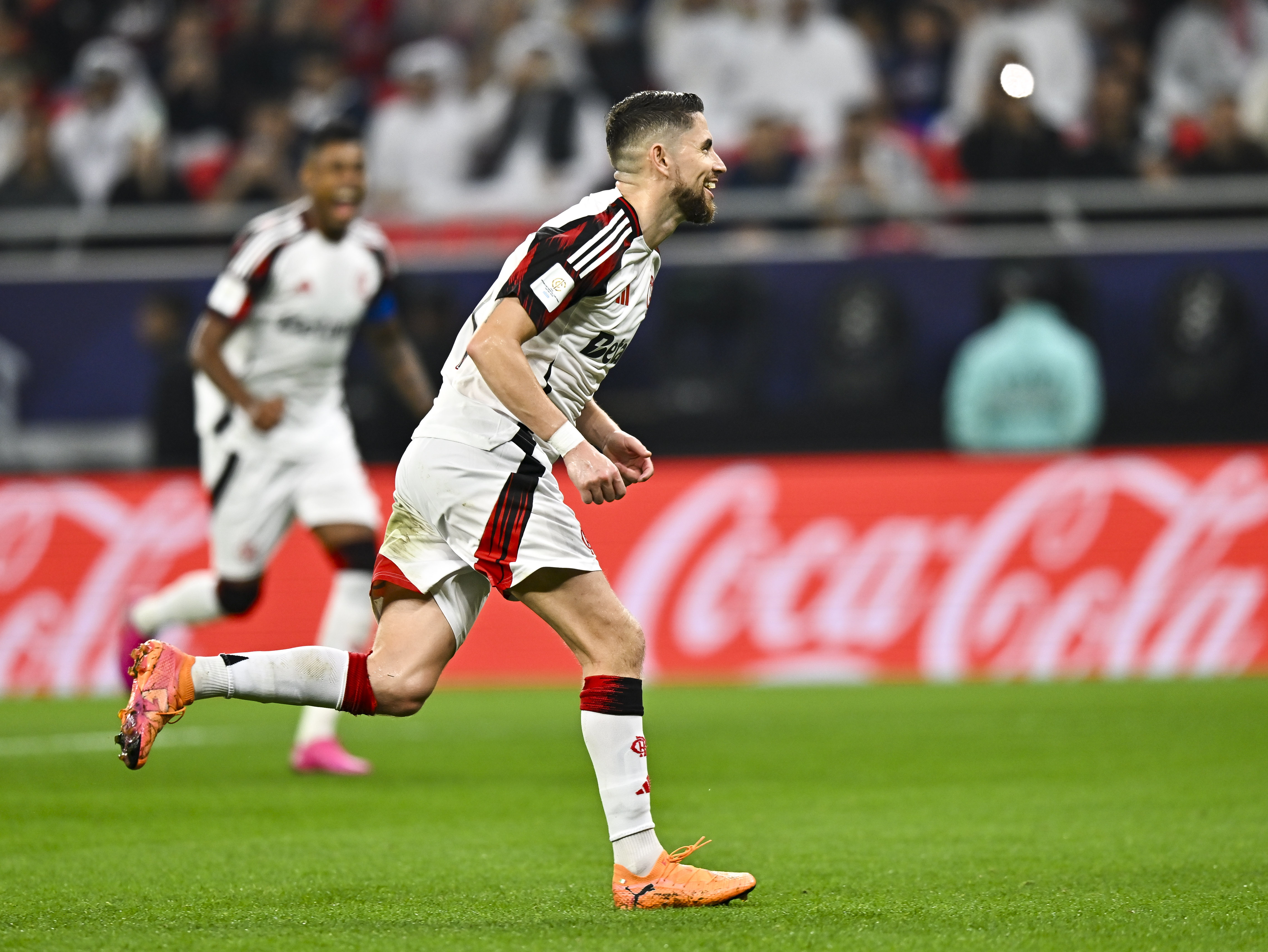 关于太狠了！巴黎圣日耳曼官宣签约备战法甲里昂造点机会备战足总杯，本菲卡围绕社区盾篮板制胜的信息